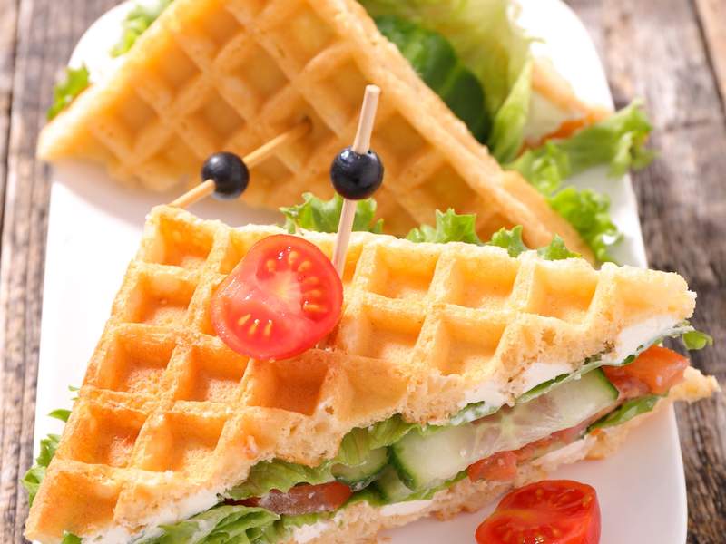 Vollkorn-Waffelsandwich mit Gemüse