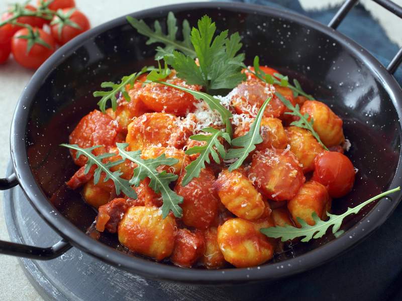 Glutenfreie Gnocci mit saftigen Tomaten