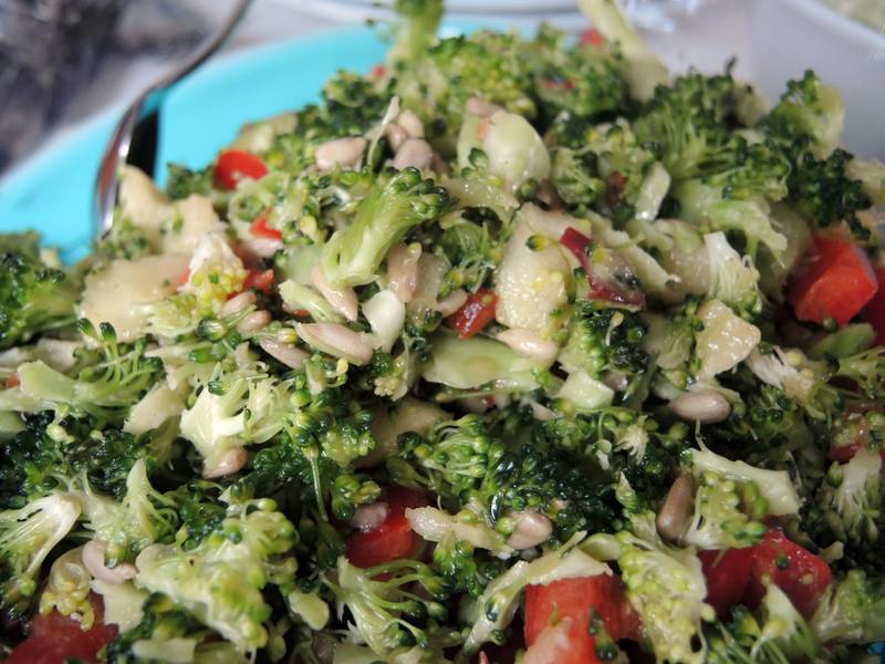 Veganer-Brokkoli-Apfel-Rohkost-Salat