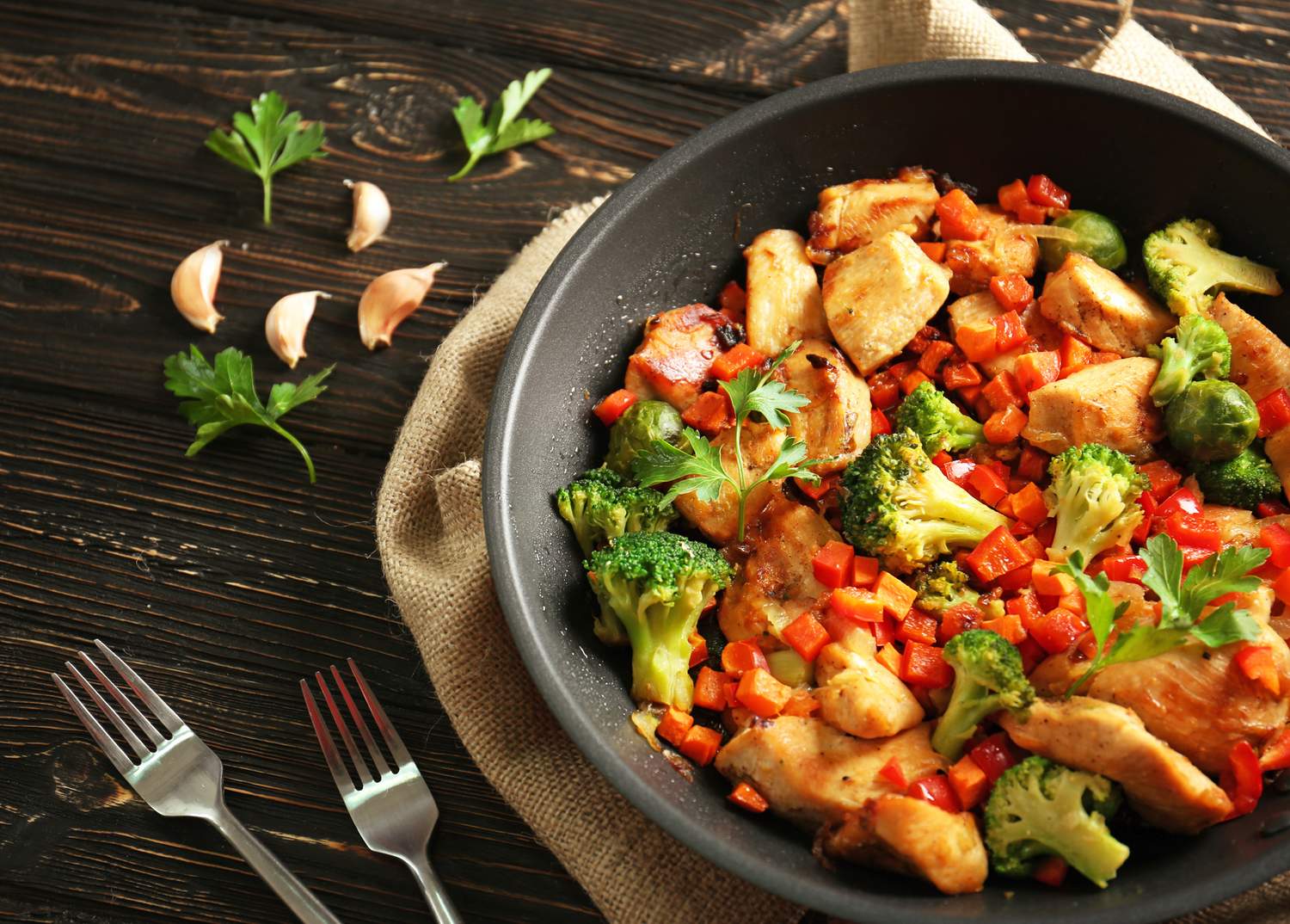 Hähnchenpfanne mit Brokkoli und Paprika Bild