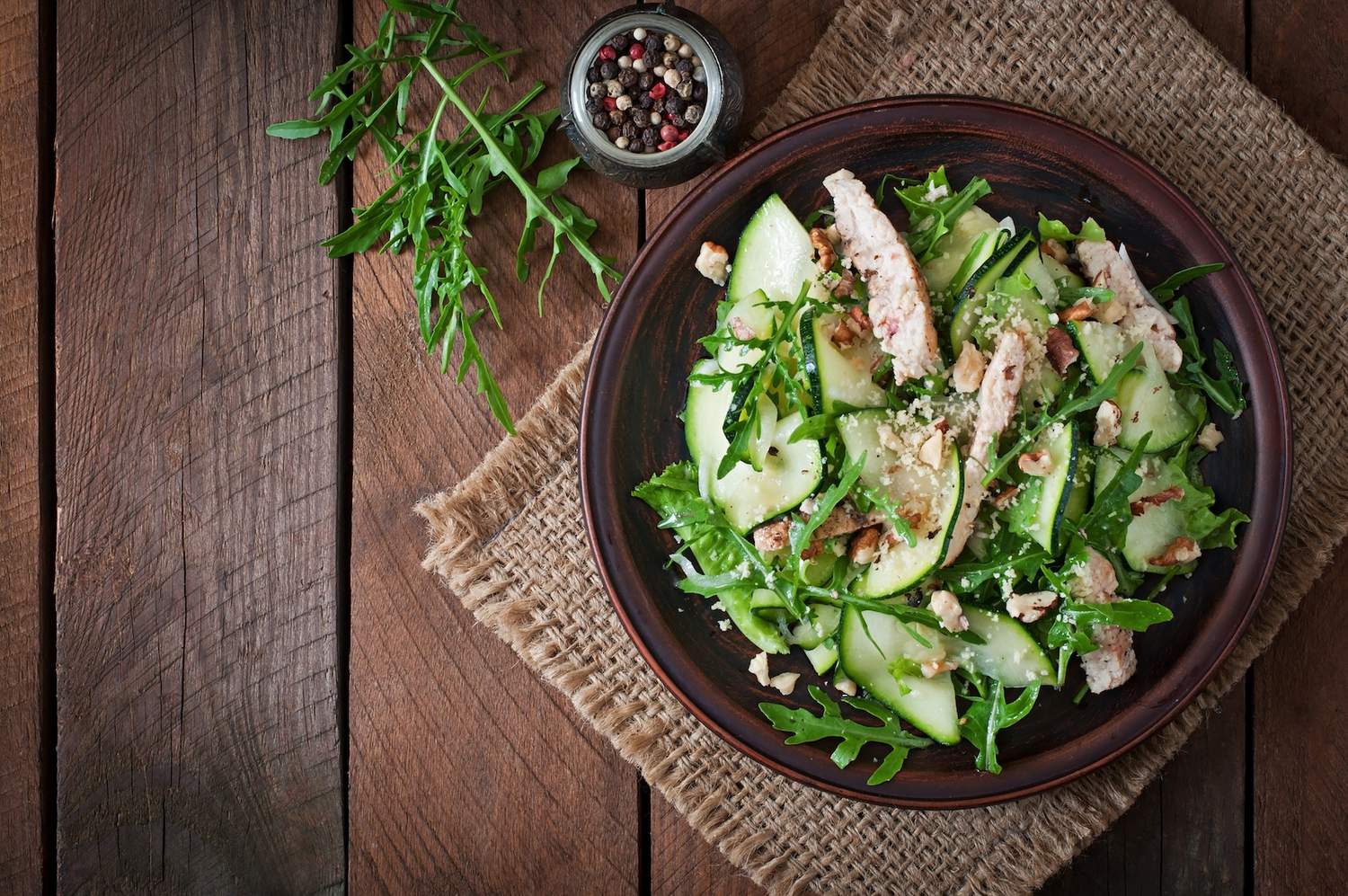 Rucola-Gurkensalat mit Hähnchen und Walnusstopping Bild