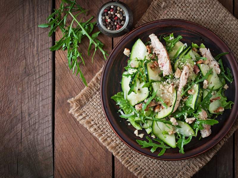 Rucola-Gurkensalat mit Hähnchen und Walnusstopping