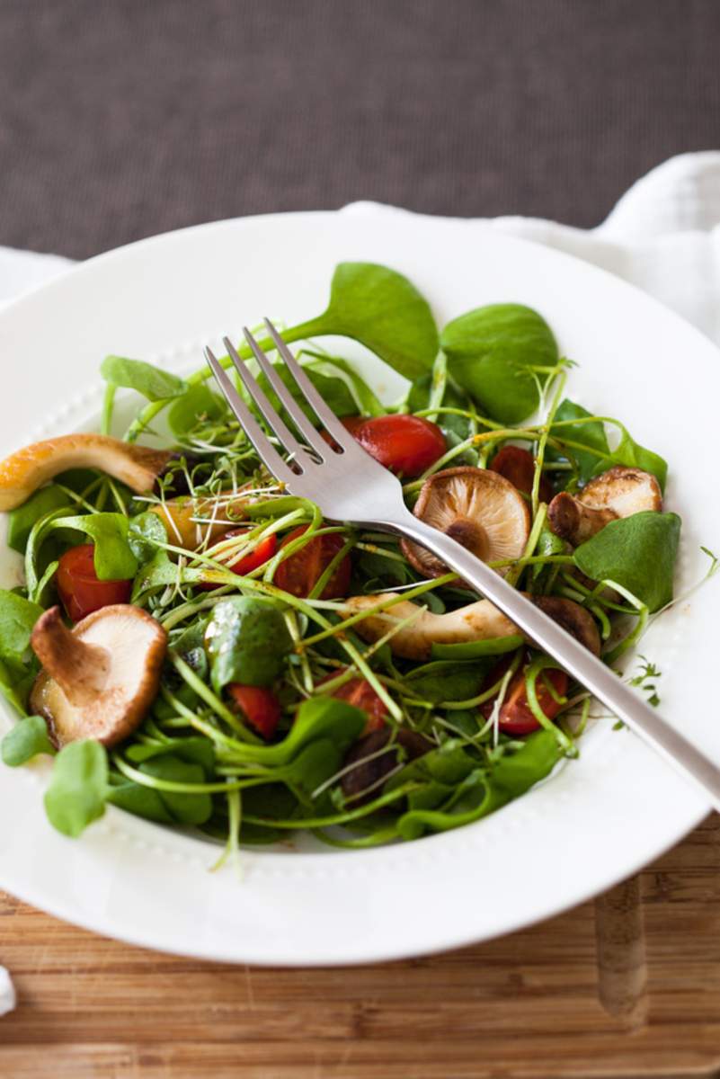 Portulak Salat mit Tomaten und Pilzen Bild