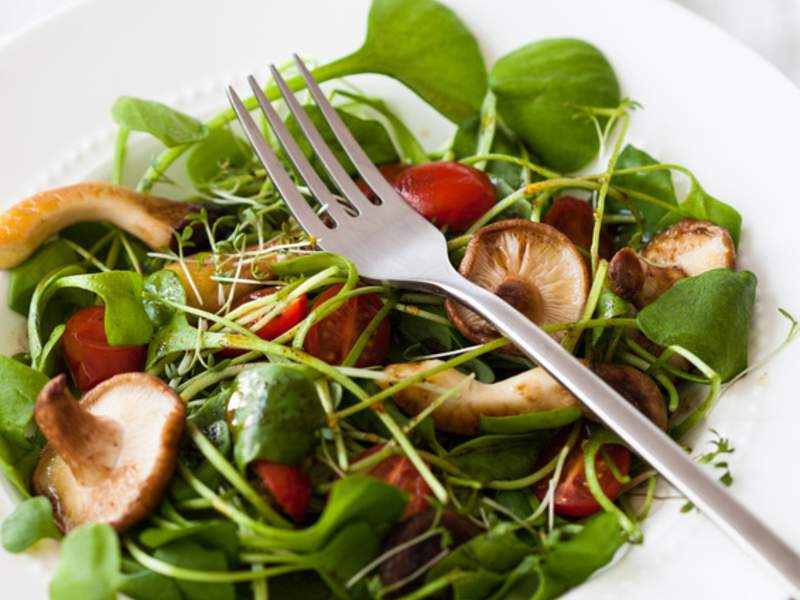 Portulak Salat mit Tomaten und Pilzen