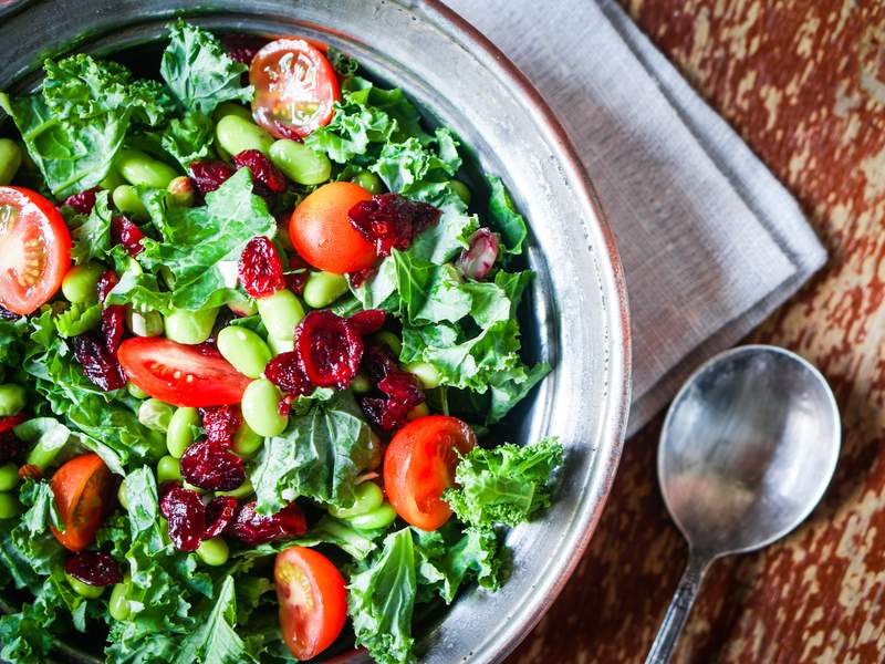 Grünkohlsalat mit Edamame und Cranberrys