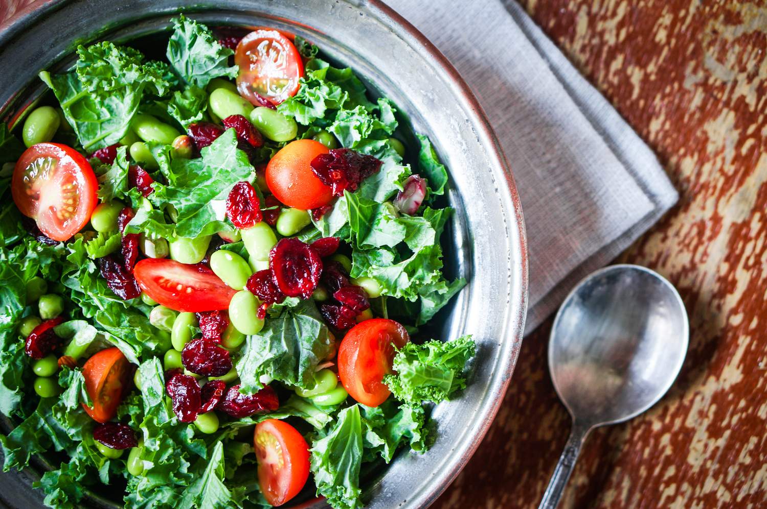 Grünkohlsalat mit Edamame und Cranberrys Bild