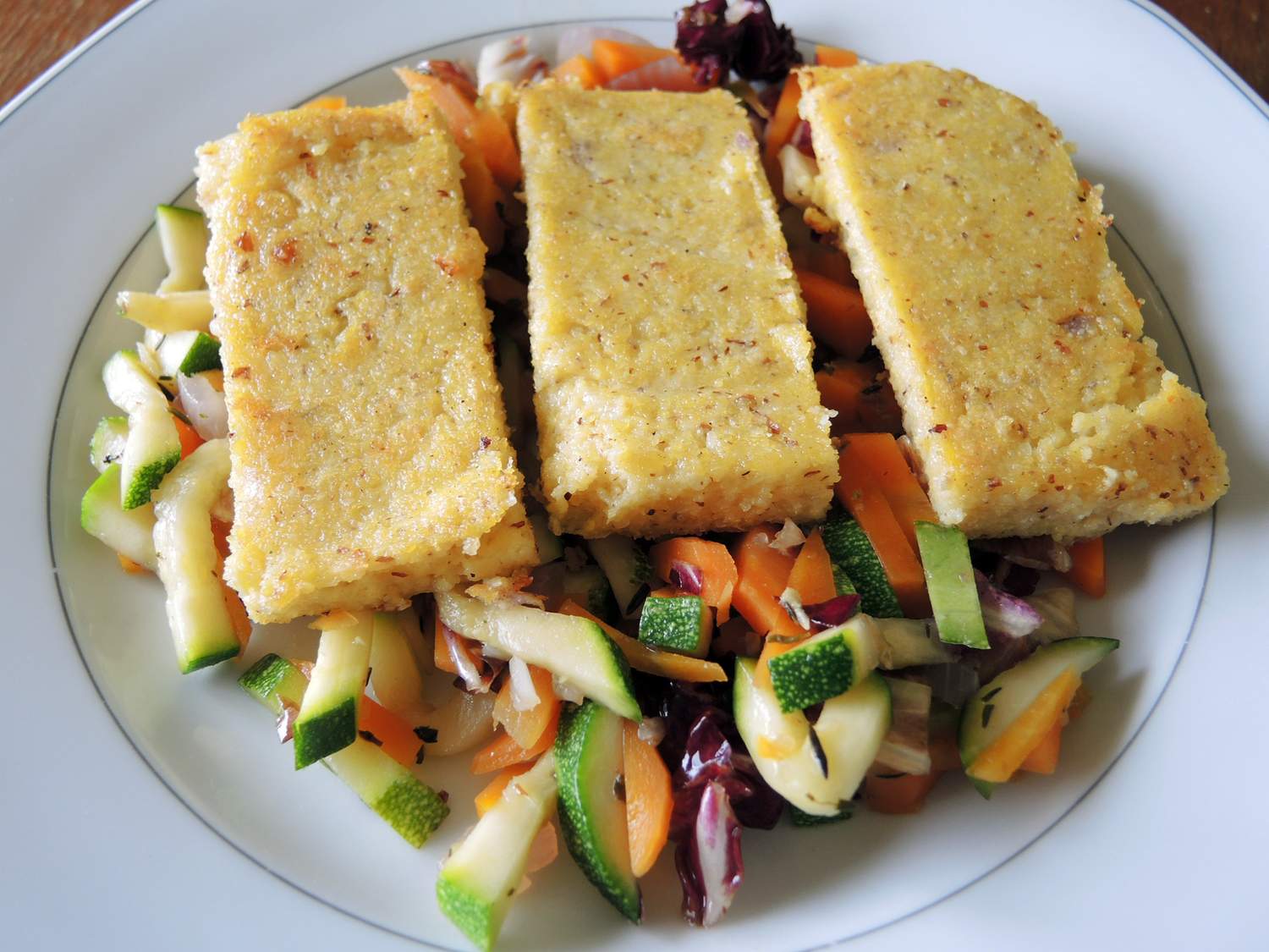 Polenta mit Karotten-Zucchini-Radicchio-Gemüse Bild