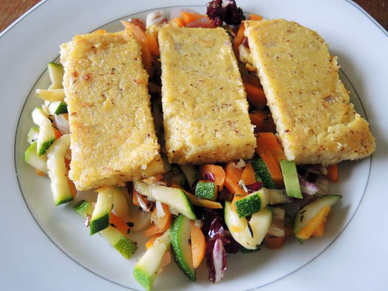 Polenta mit Karotten-Zucchini-Radicchio-Gemüse