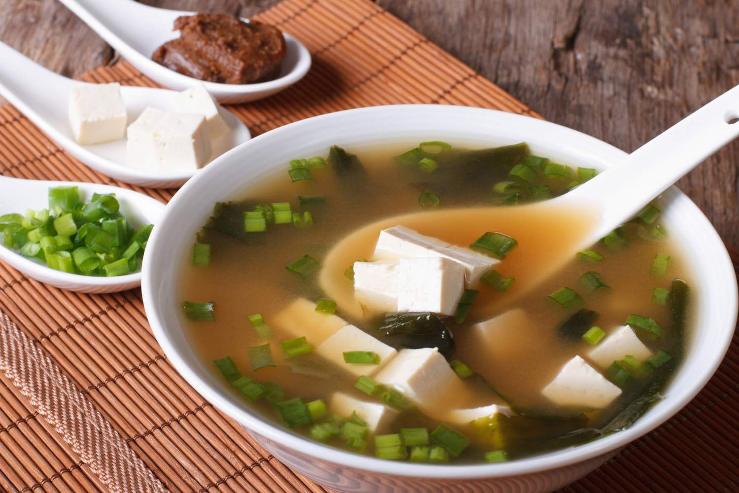 Misosuppe mit Algen und Tofu Bild
