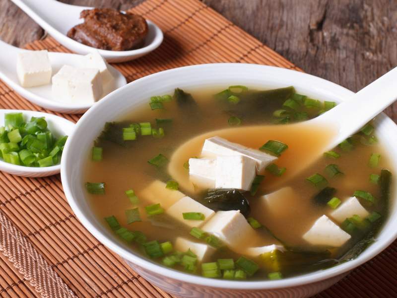 Misosuppe mit Algen und Tofu