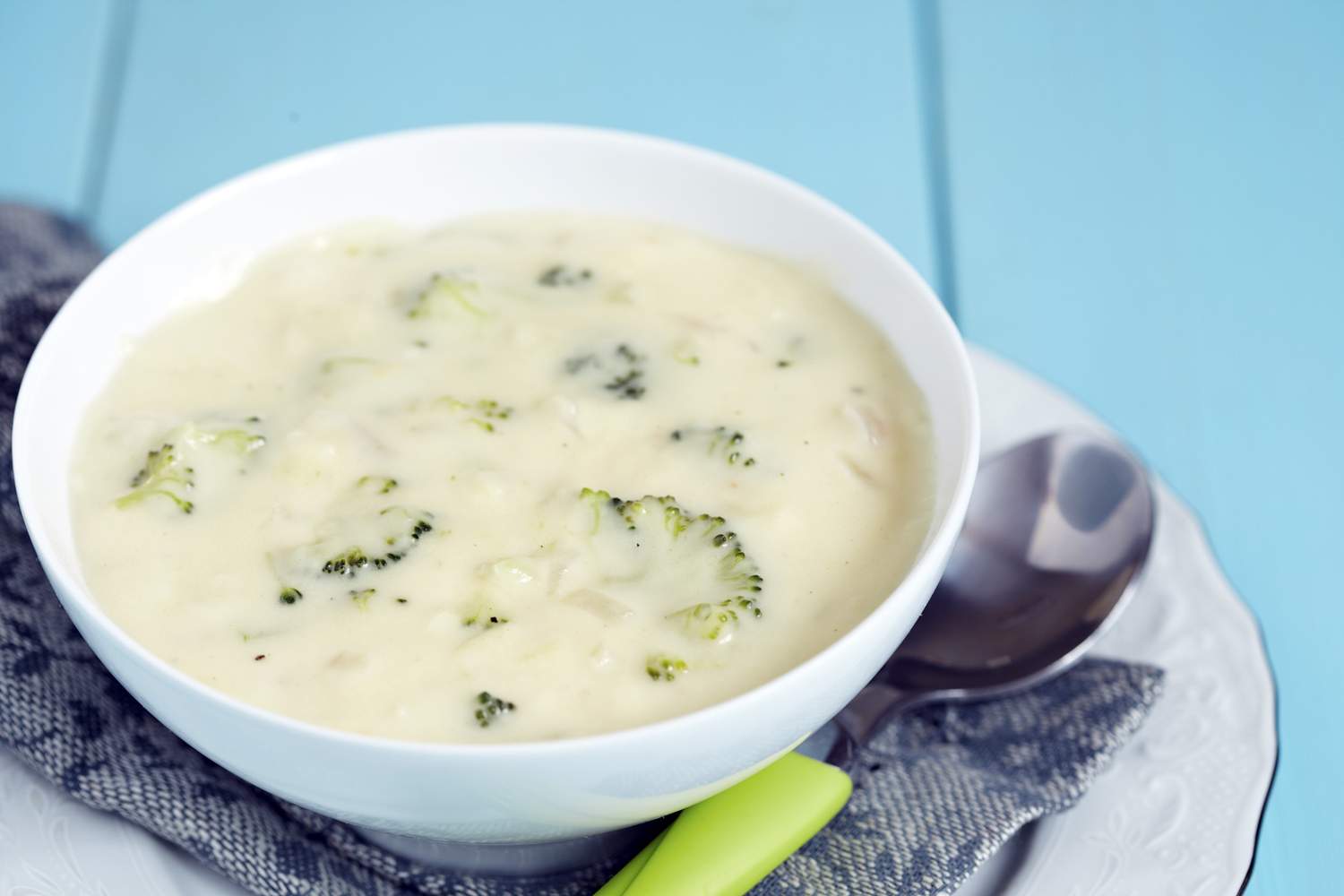 Kokossuppe mit Brokkoli und Chinakohl Bild