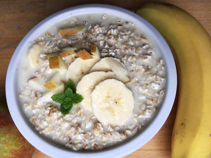Haferflockenbrei mit Banane und Apfel