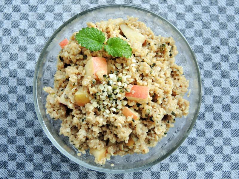 Couscous-Frühstücksbrei mit Apfel und Hanfsamen