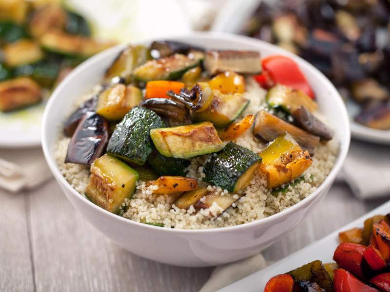 Couscous Zucchini-Bowl mit Minzjoghurt