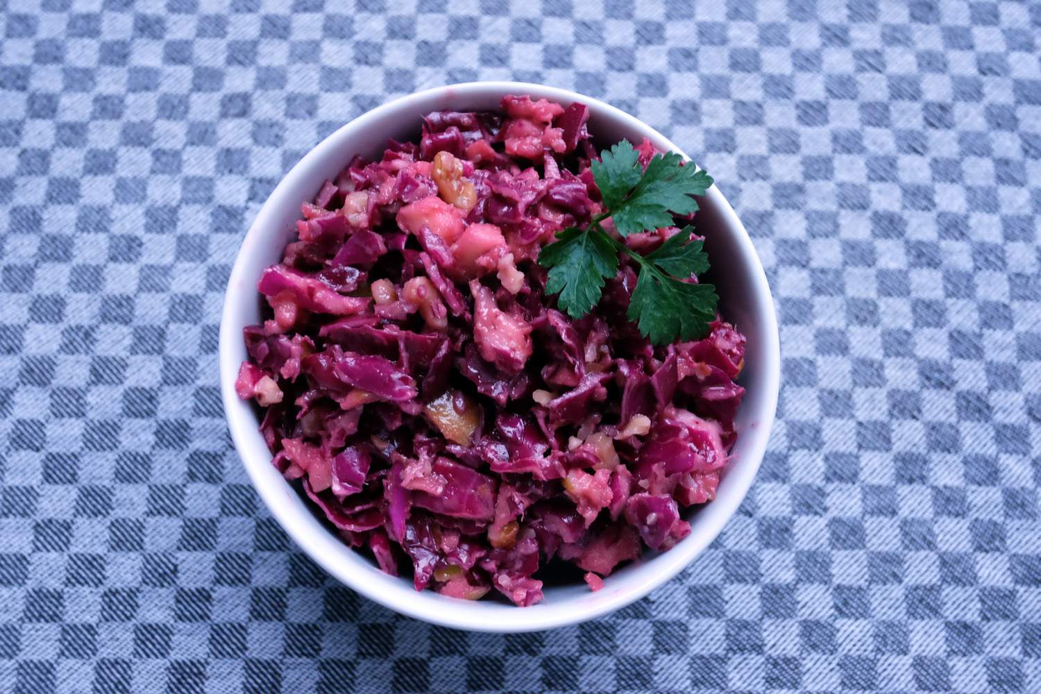 Rotkohlsalat mit Apfel und Walnuss Bild