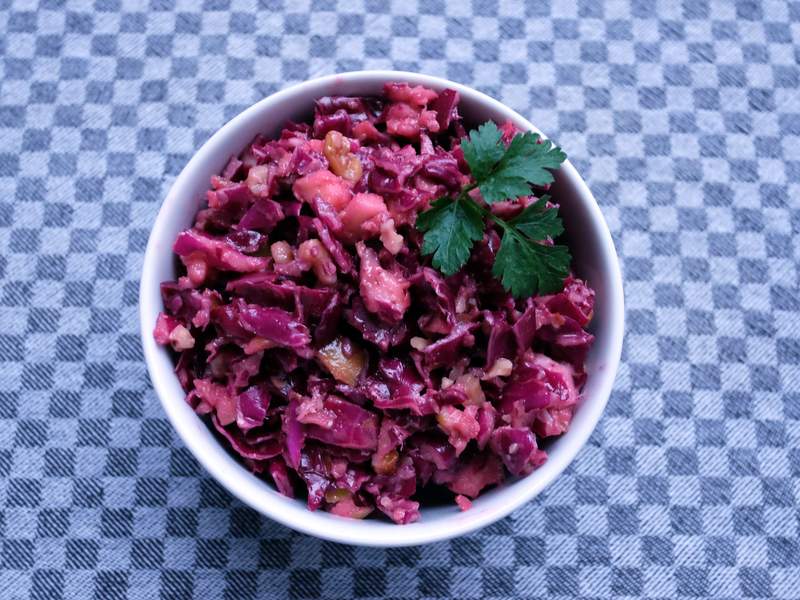 Rotkohlsalat mit Apfel und Walnuss