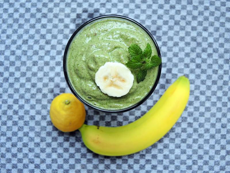 Smoothie mit Avocado & Minze