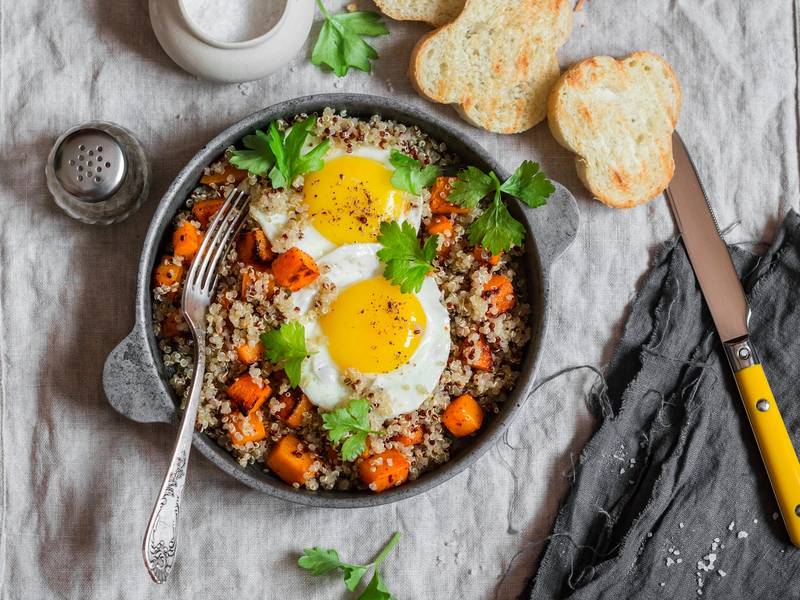 Quinoa-Möhrenpfanne mit Spiegelei