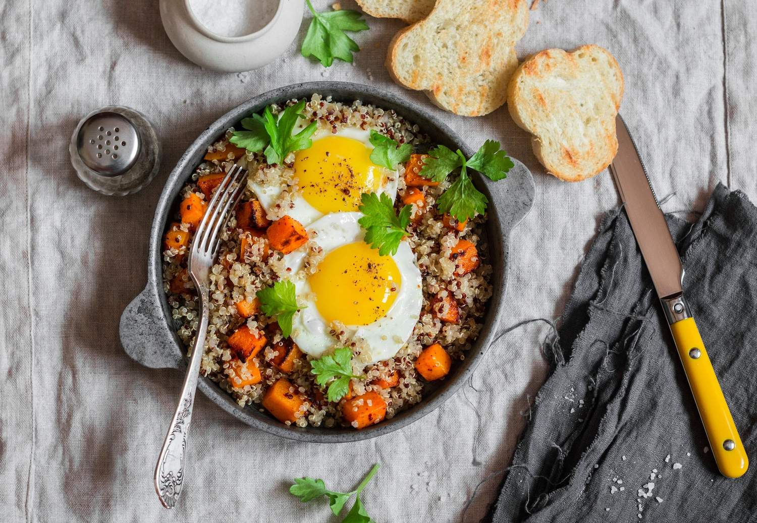 Quinoa-Möhrenpfanne mit Spiegelei Bild