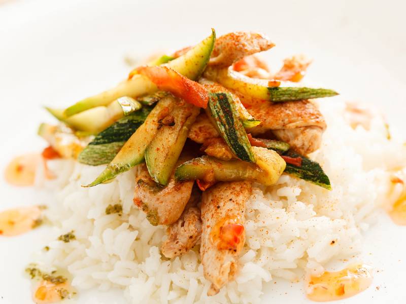 Putengeschnetzeltes mit Zucchini und Reis
