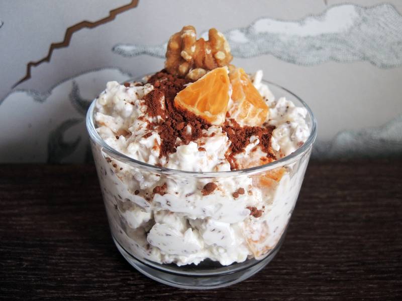 Low-Carb-Müsli mit Nüssen und Mandarine