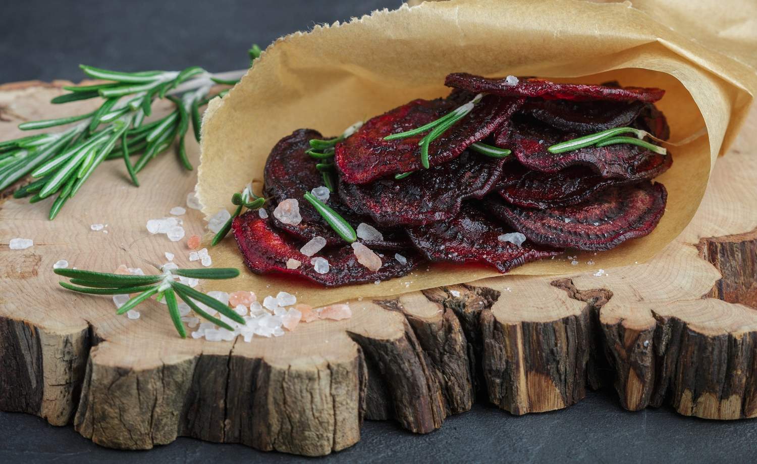 Rote Beete Chips mit Rosmarin Bild