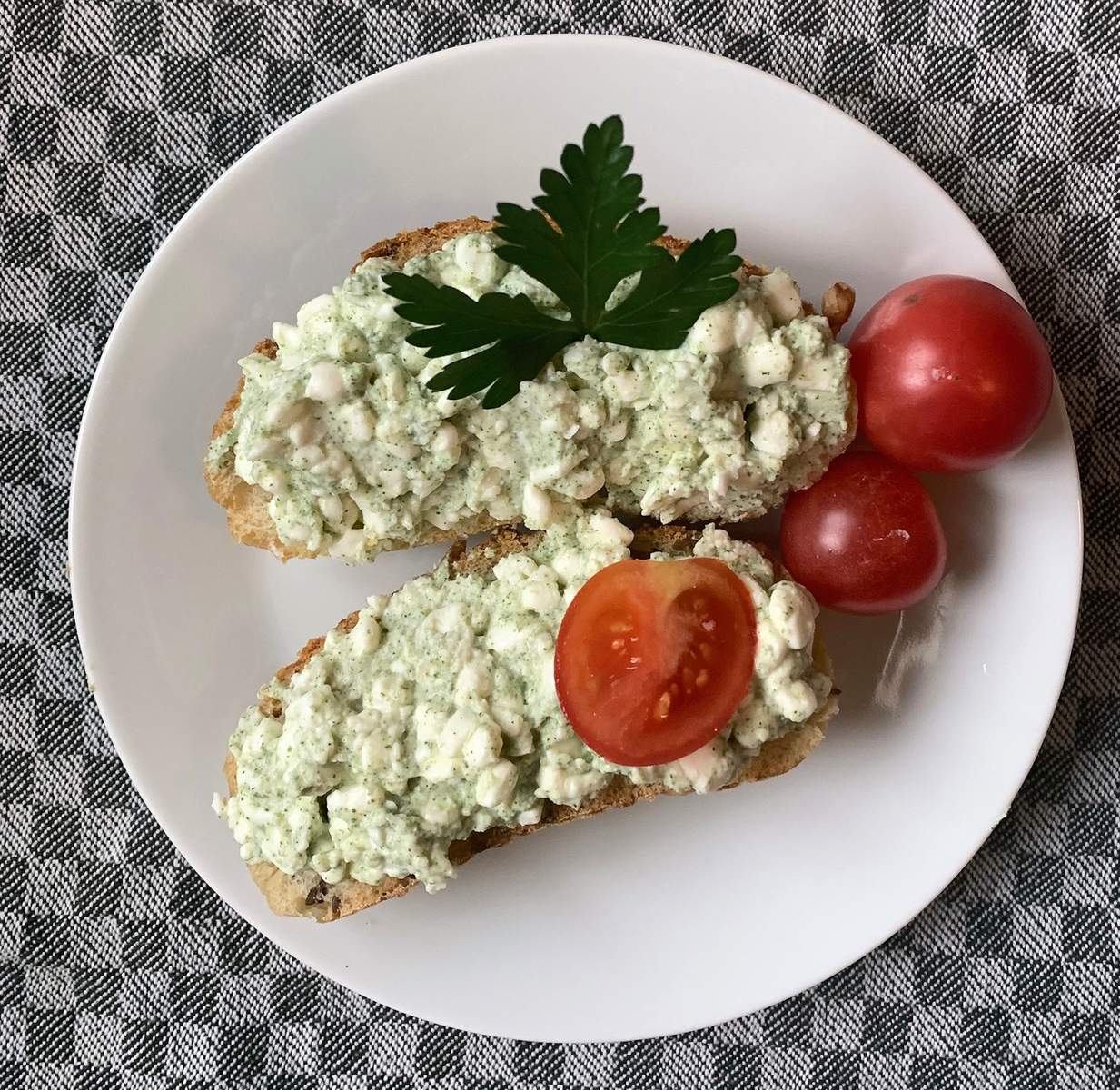 Körniger Frischkäse mit Schabzigerklee Bild