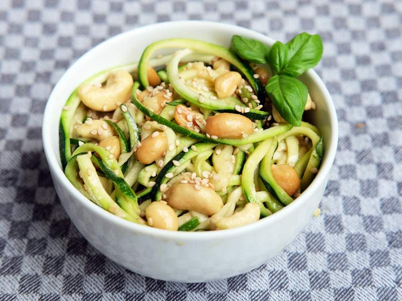 Zucchini-Nudel-Salat mit Cashew & Erdnuss