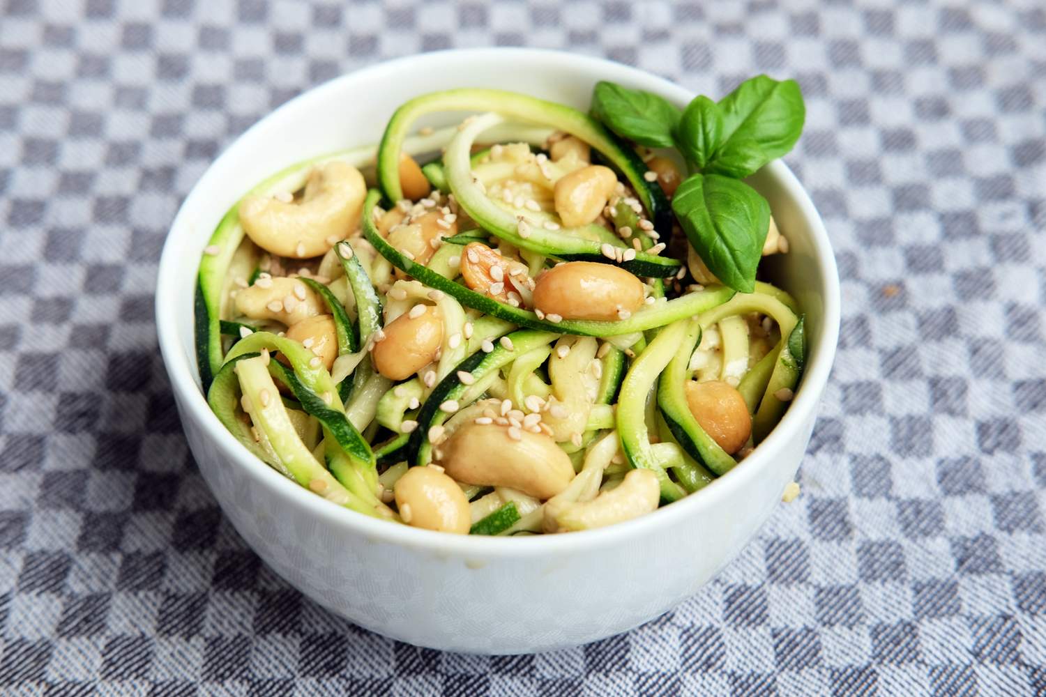 Zucchini-Nudel-Salat mit Cashew & Erdnuss Bild