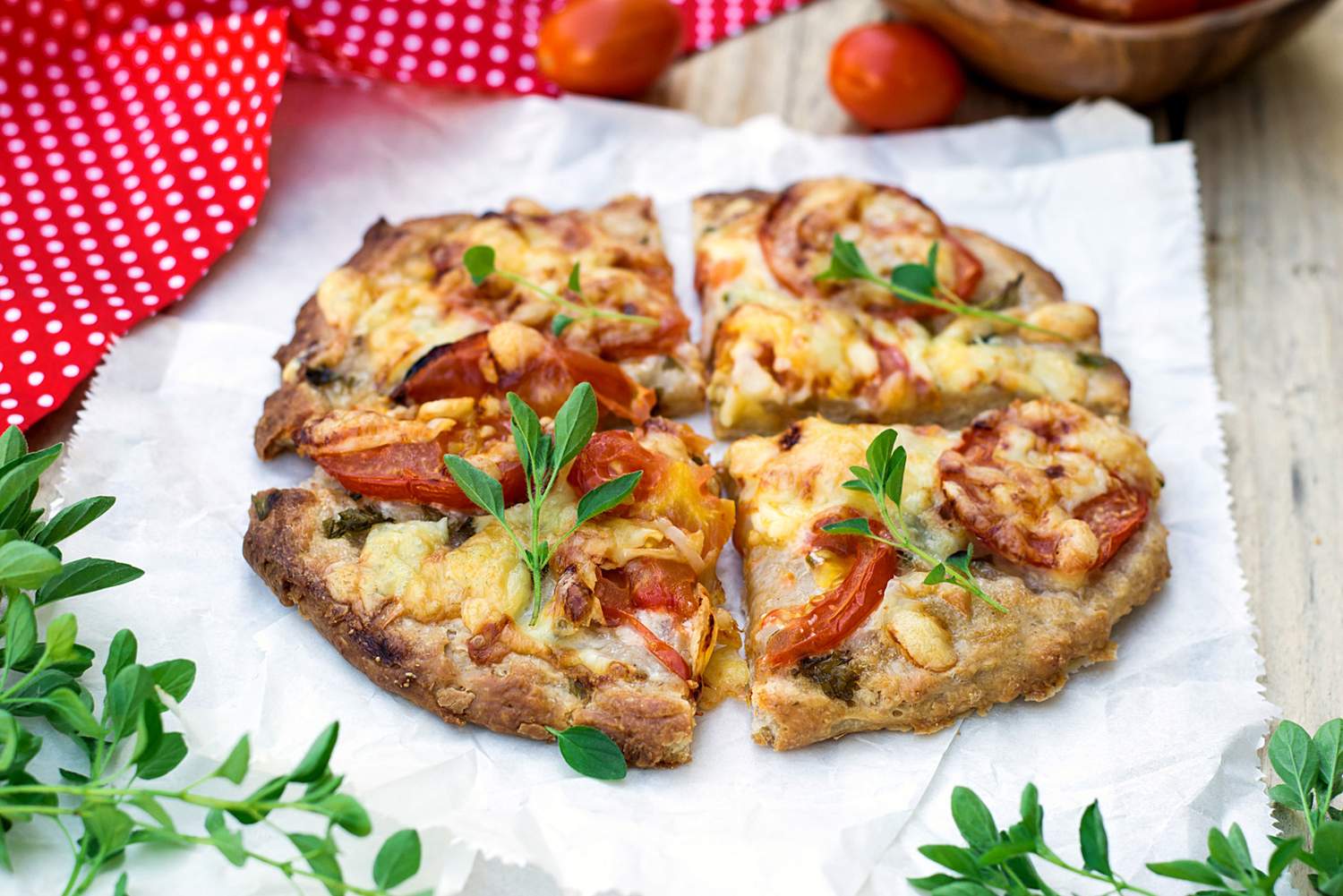 Vollkornpizza mit Gemüse Bild