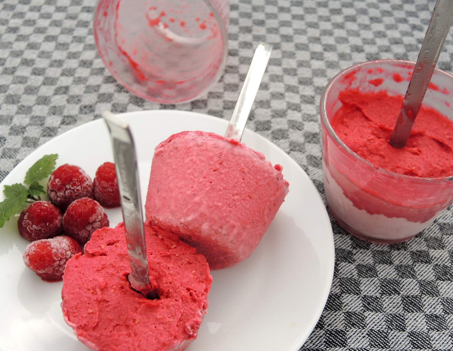 Himbeer-Eis selber machen ohne Eismaschine + ohne Ei Bild