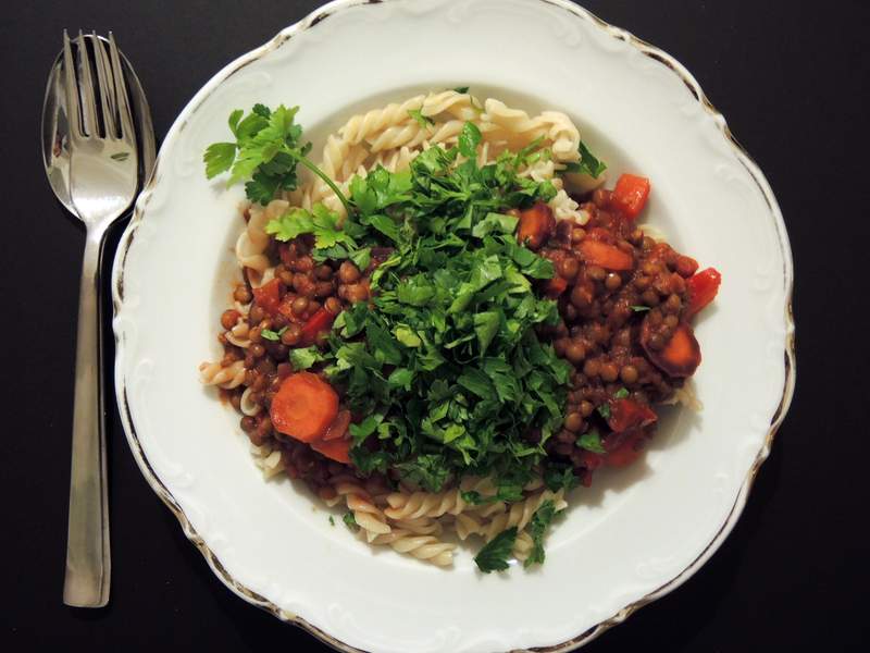 Vegane Linsen-Bolognese-Pasta mit Gemüse und Kräutern