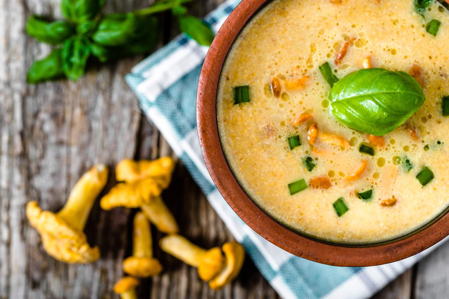 Möhrensuppe mit frischen Pfifferlingen Bild