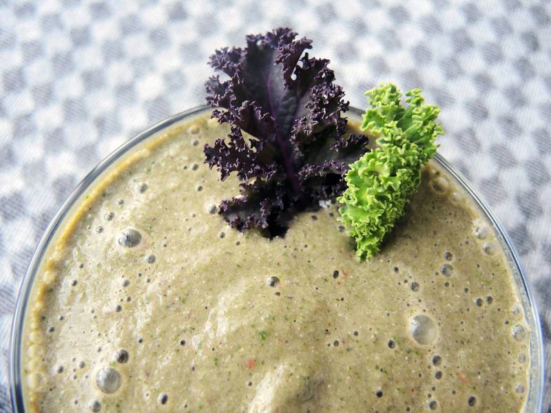 Paleo-Smoothie Erdbeer Kokos Grünkohl