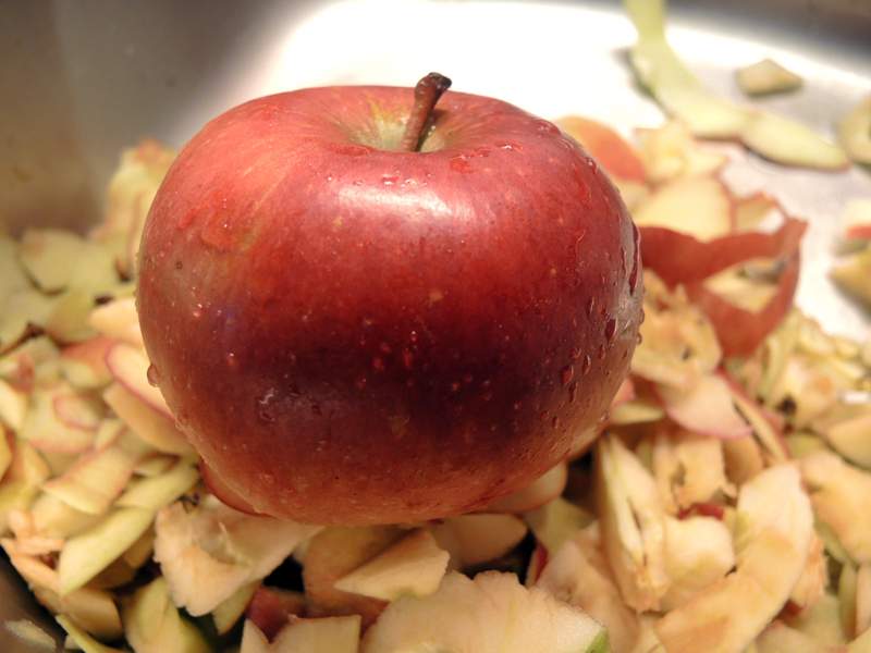 Apfel-Himbeer-Crumble mit Sojajoghurtsoße