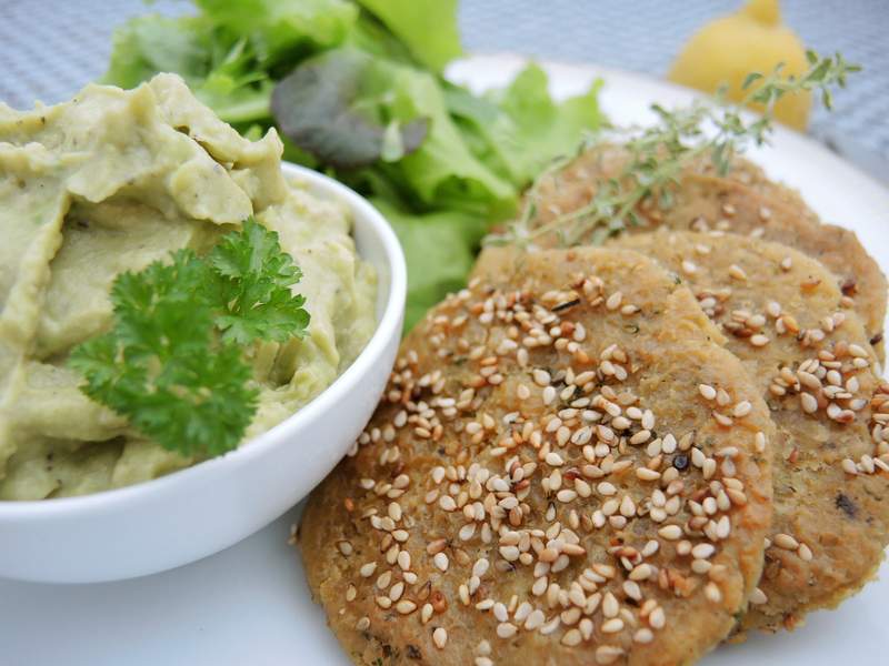 Kichererbsen-Plätzchen mit Avocado-Dip
