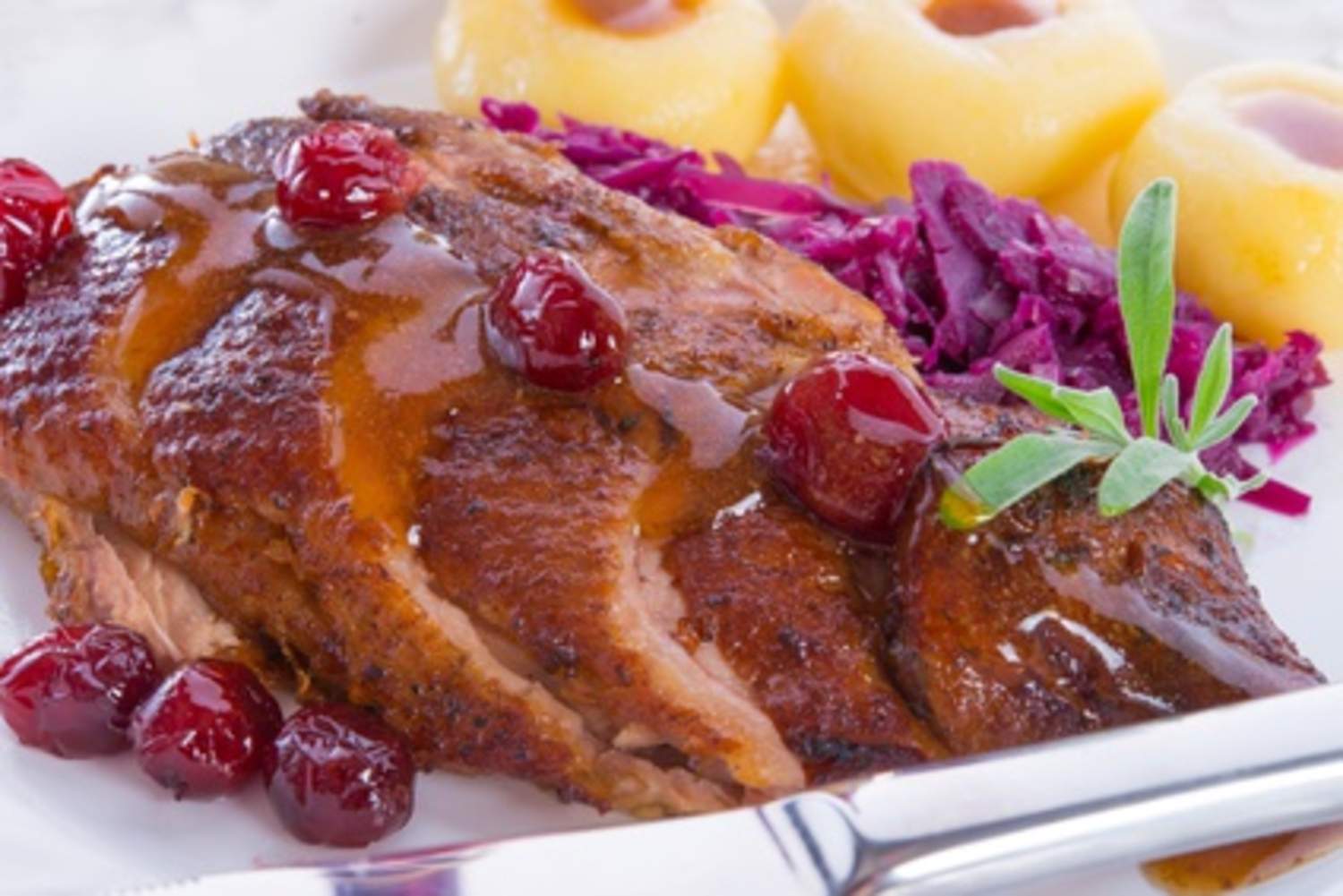 Entenbrust mit Kirschsoße, Rotkohl und Rosmarinkartoffeln Bild