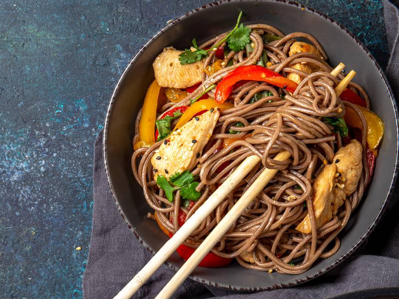 Soba-Nudeln mit Hähnchen
