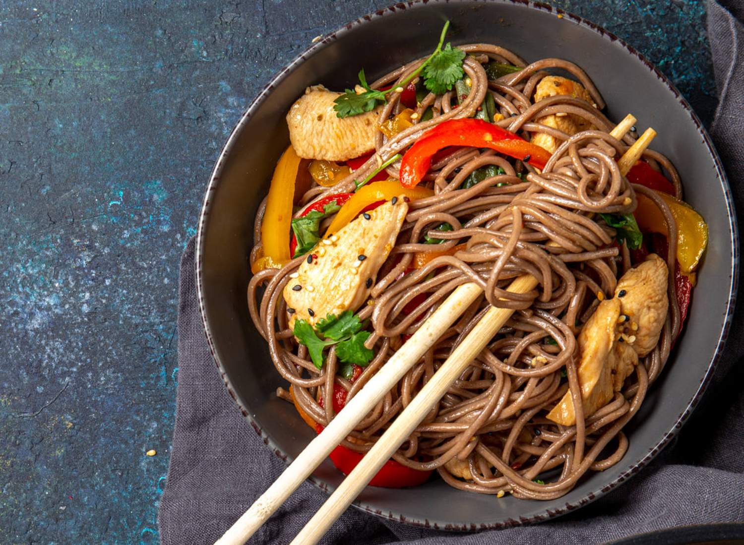 Soba-Nudeln mit Hähnchen Bild