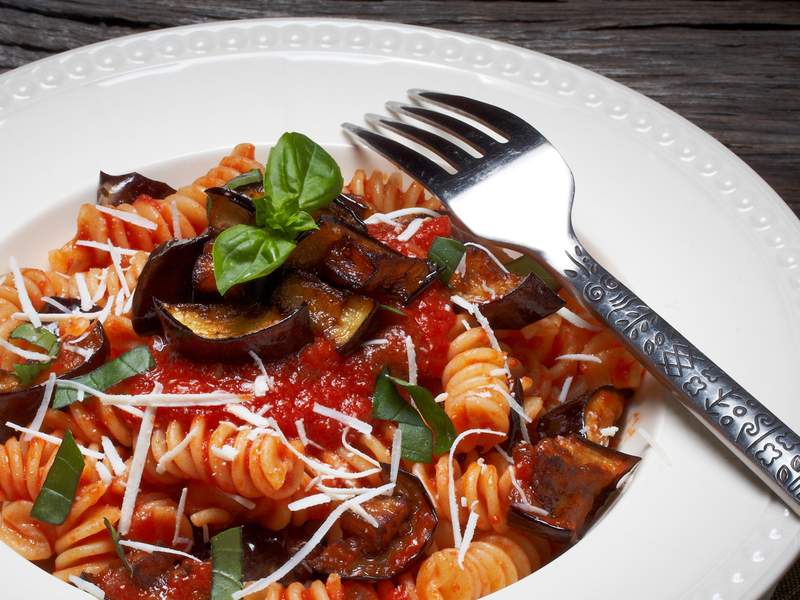 Vollkornpenne mit Auberginensauce