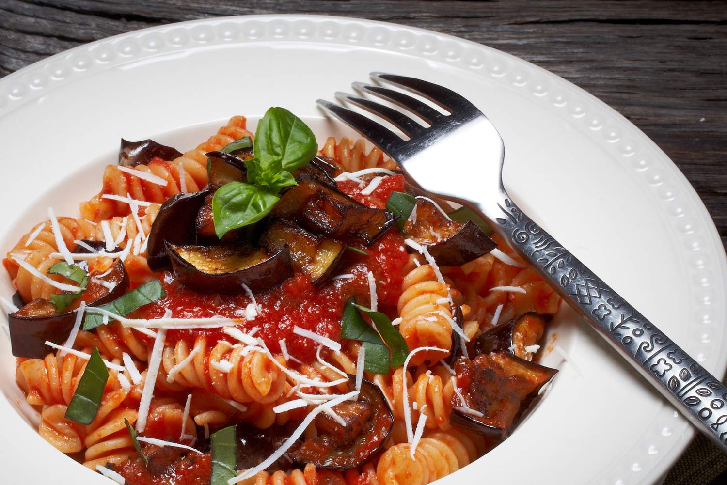 Vollkornpenne mit Auberginensauce Bild