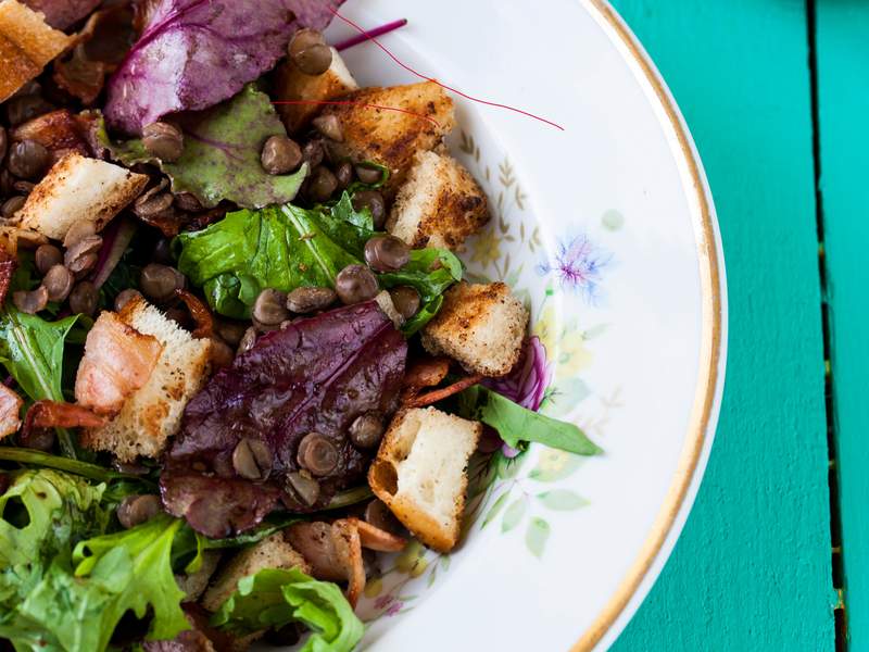 Salat mit Linsen und Dinkel-Croutons