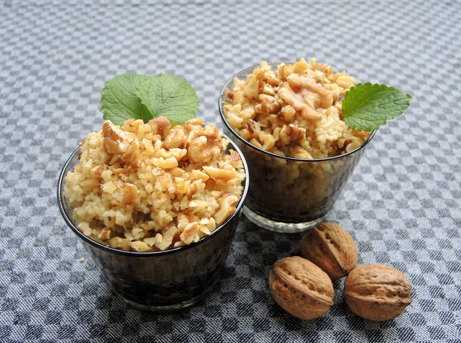 Hirsebrei mit Kokosmilch und Walnüssen Bild