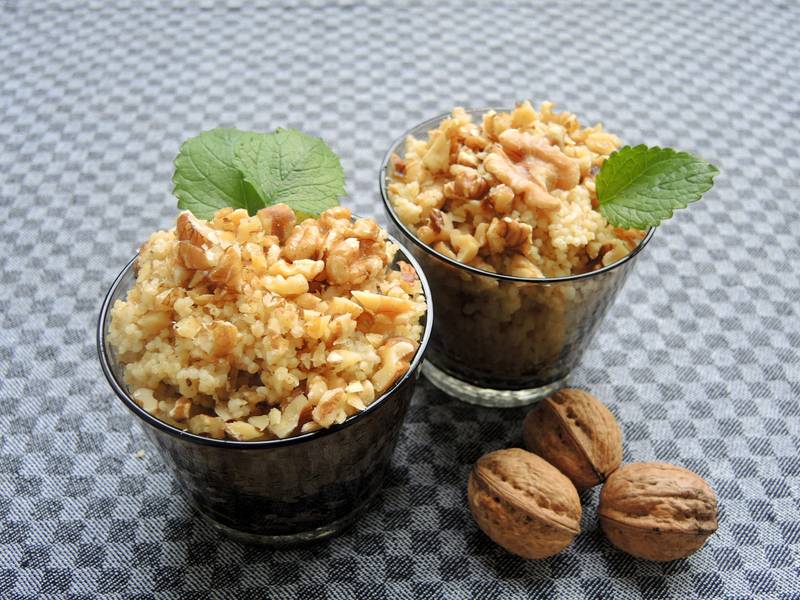 Hirsebrei mit Kokosmilch und Walnüssen