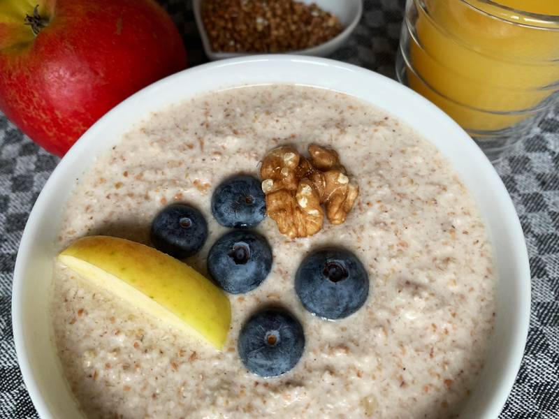 Buchweizen-Porridge mit Apfel und Walnüssen