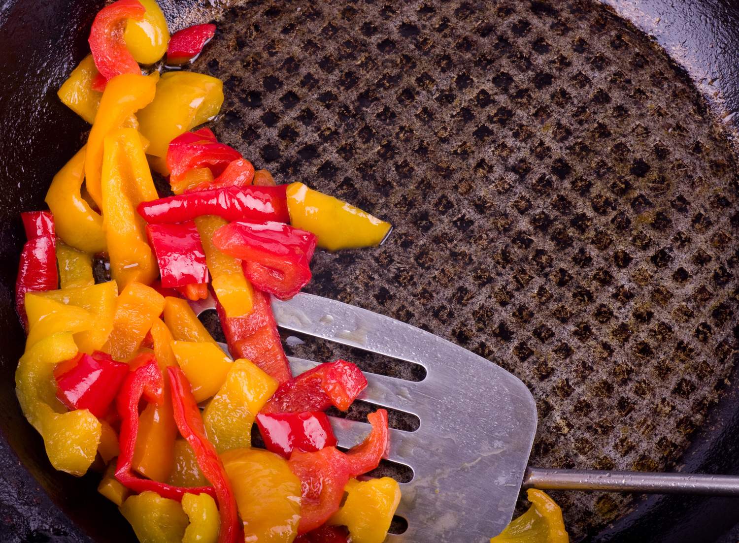 Geflügelbratwurst mit bunter Paprika Bild