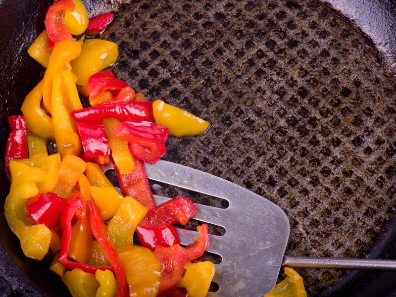 Geflügelbratwurst mit bunter Paprika