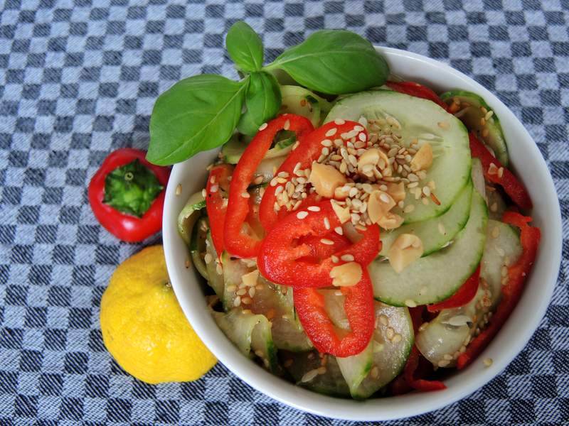 Asiatischer Gurkensalat mit Erdnuss und Sesam