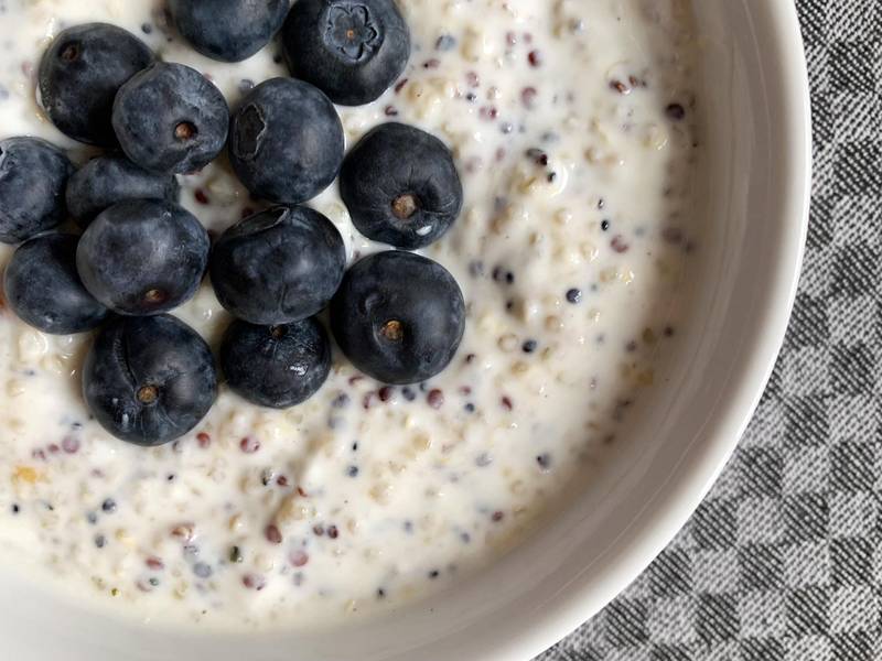 Quinoa-Kokosjoghurt Frühstück