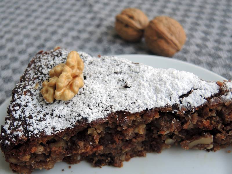 Glutenfreier Walnuss-Schoko-Kuchen mit Hanfsamen + Marzipan